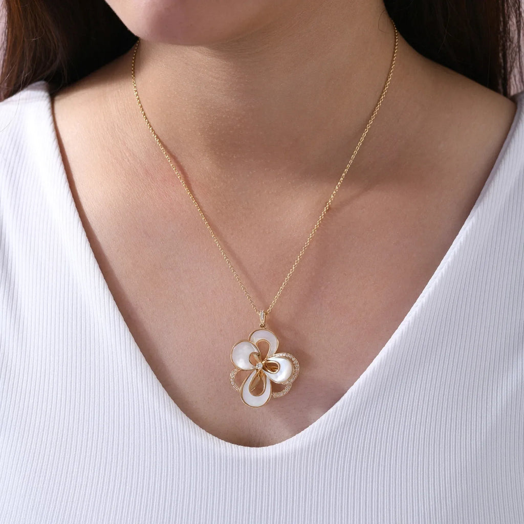 5.51 CT SI/H Diamond Chain Pendant in Mother of Pearl, New in 18k Yellow Gold