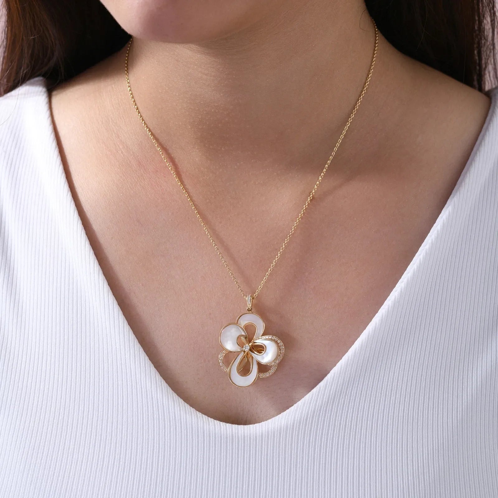 5.51 CT SI/H Diamond Chain Pendant in Mother of Pearl, New in 18k Yellow Gold