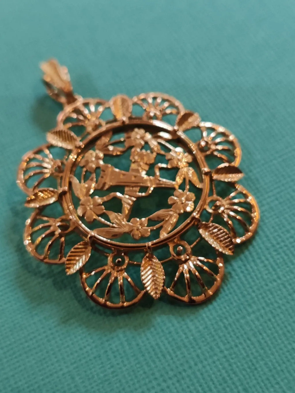 Antique 18K yellow gold pendant