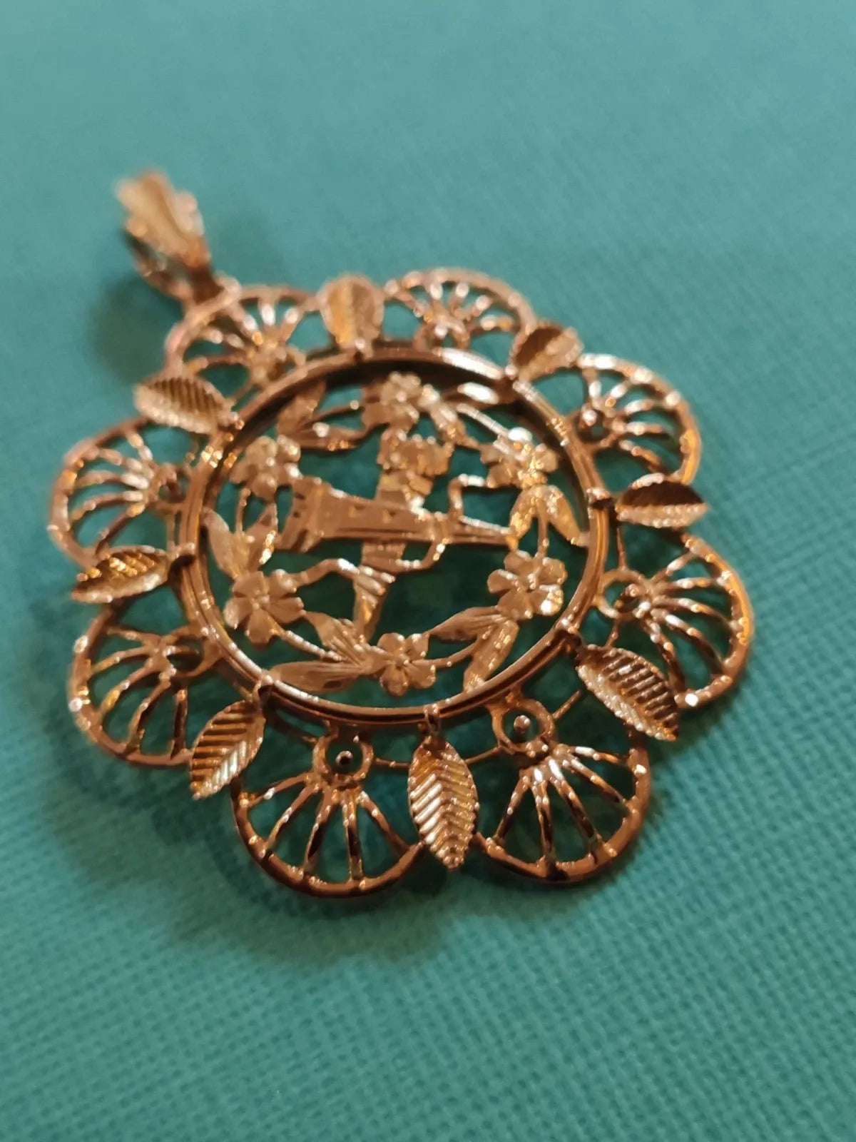 Antique 18K yellow gold pendant