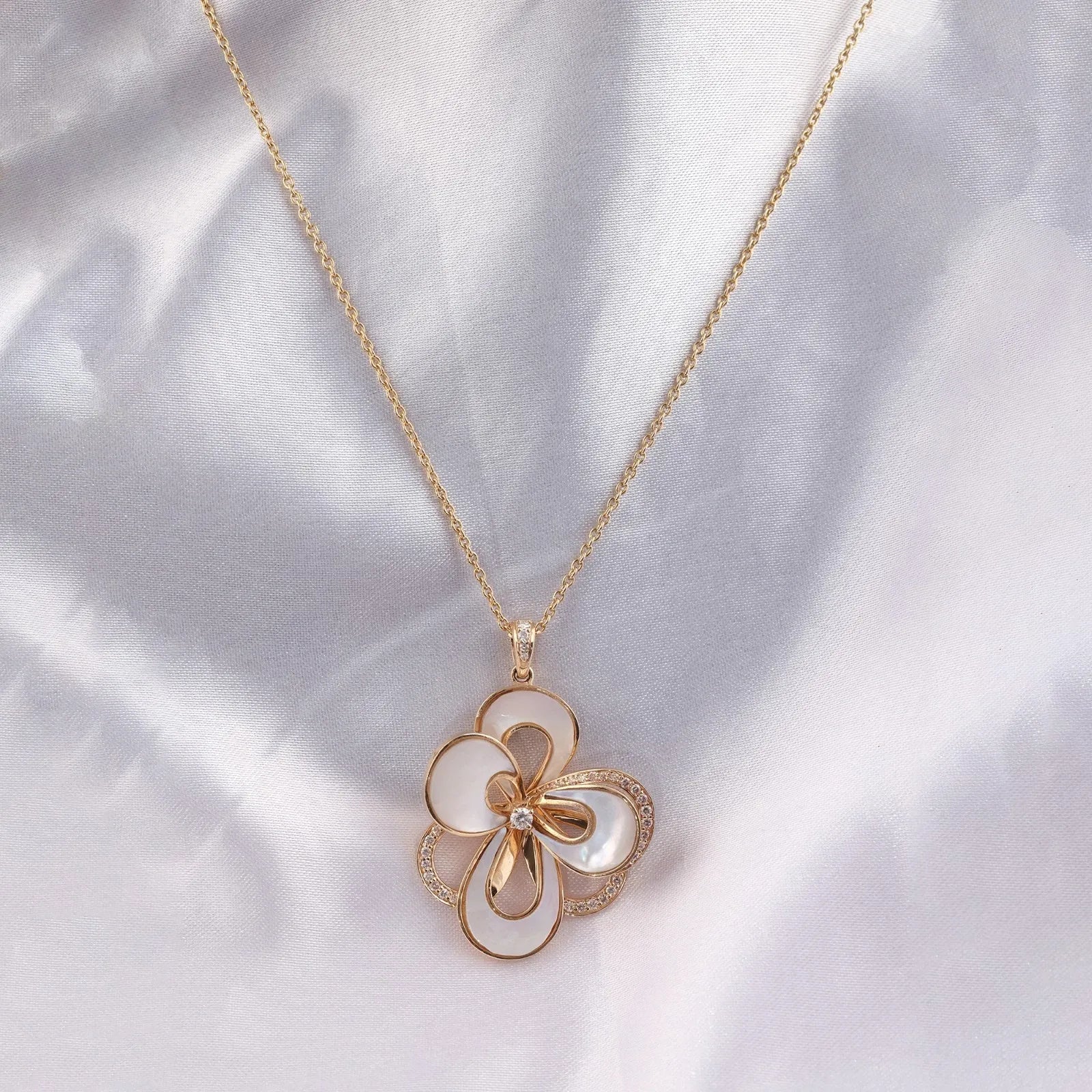 5.51 CT SI/H Diamond Chain Pendant in Mother of Pearl, New in 18k Yellow Gold