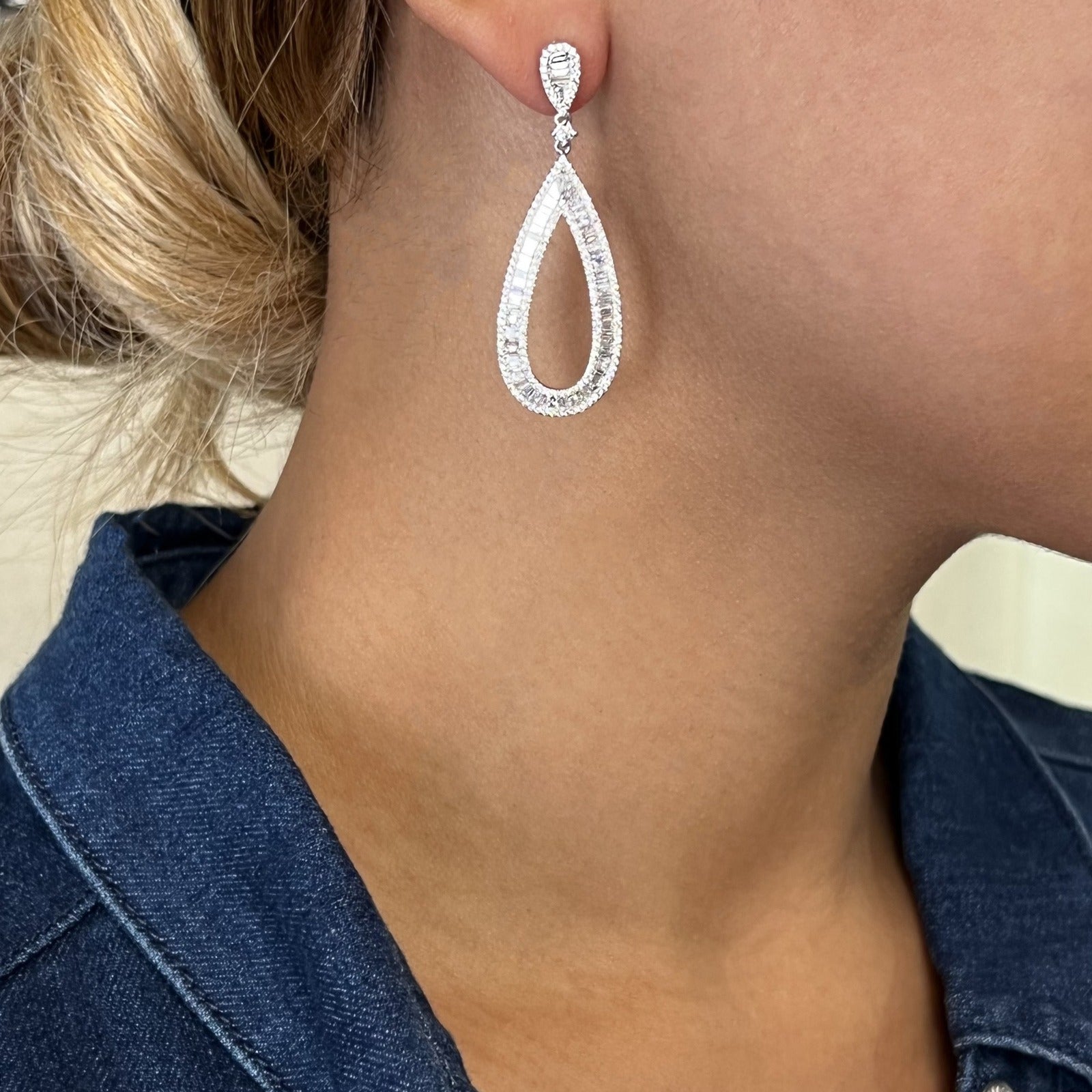 Statement baguette and round diamond earrings in 18k white gold, 3.31 carats total