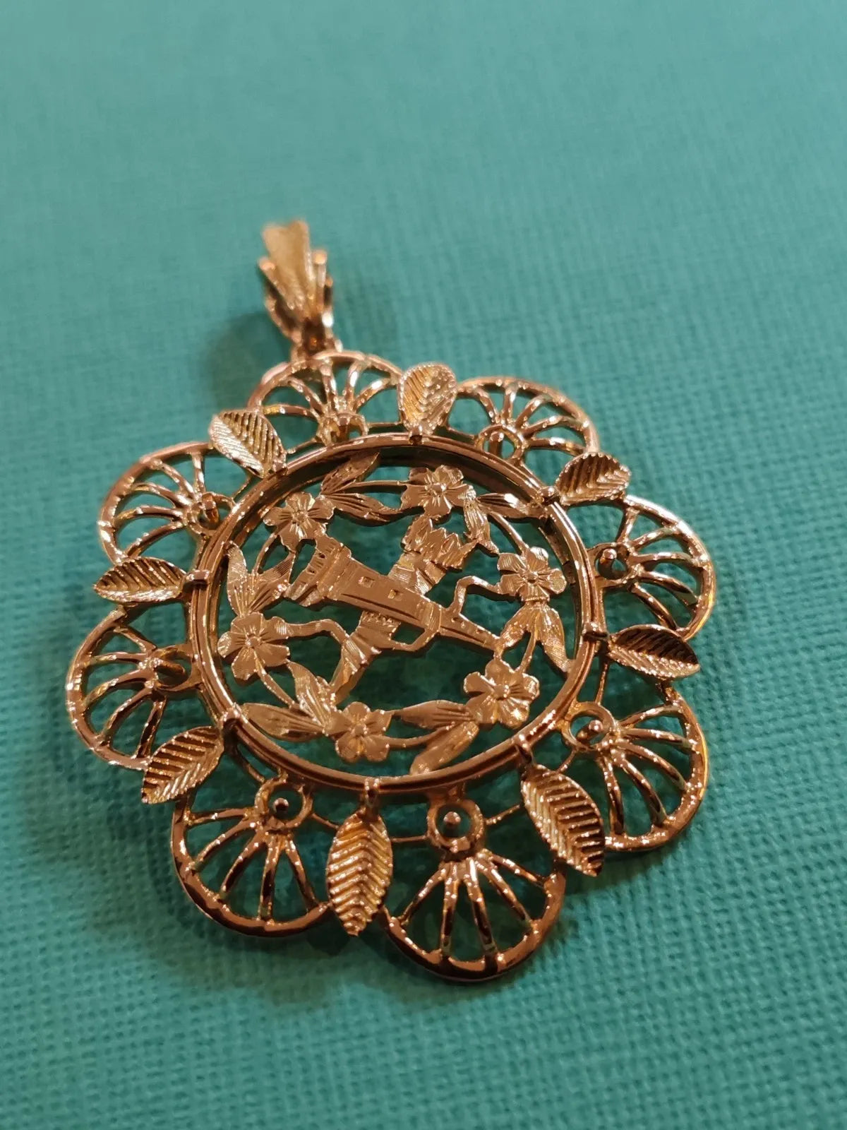 Antique 18K yellow gold pendant
