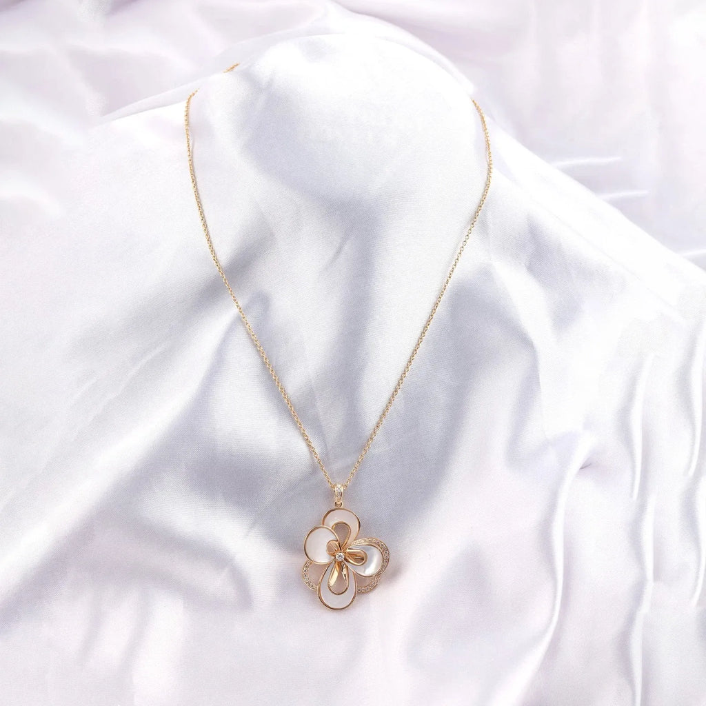 5.51 CT SI/H Diamond Chain Pendant in Mother of Pearl, New in 18k Yellow Gold