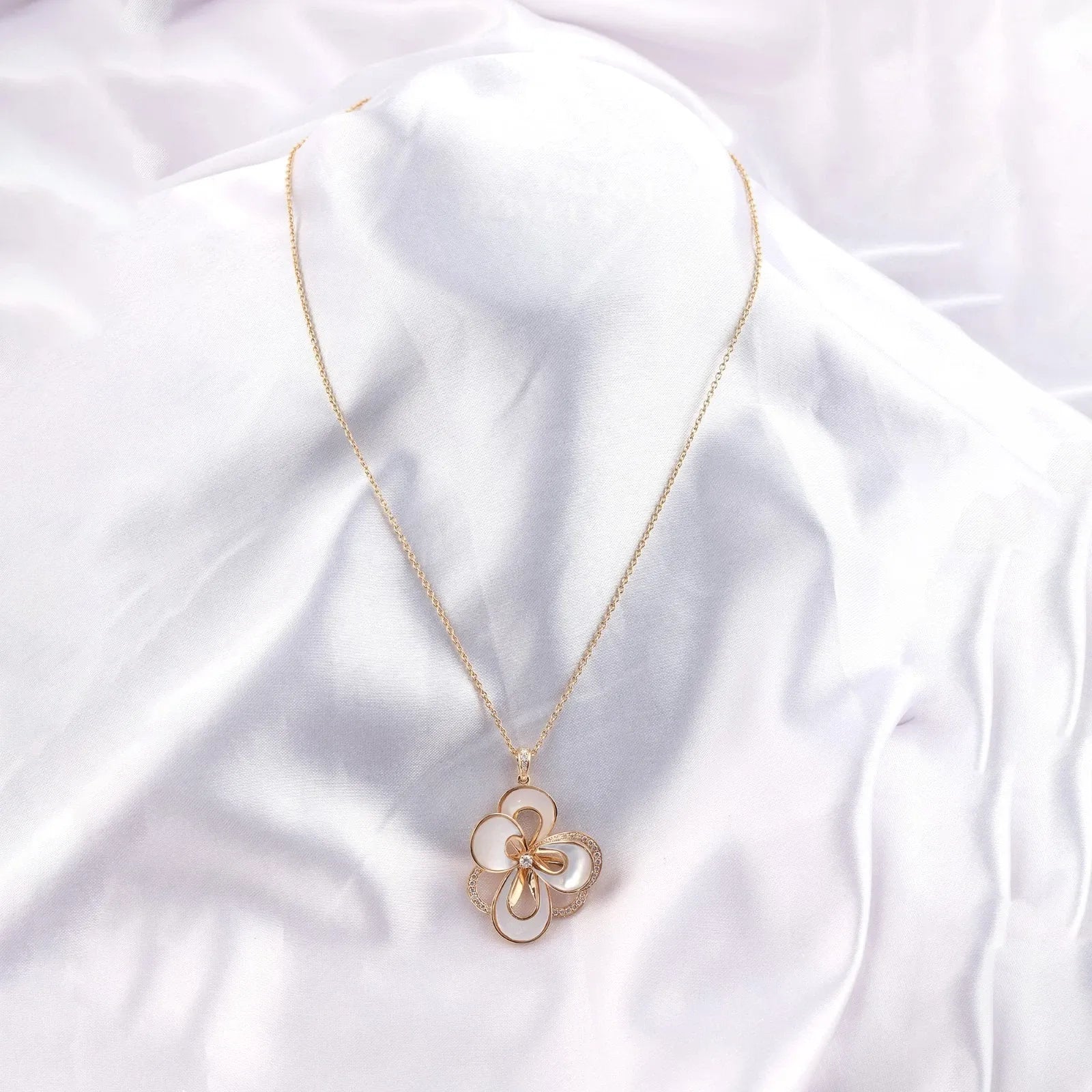 5.51 CT SI/H Diamond Chain Pendant in Mother of Pearl, New in 18k Yellow Gold