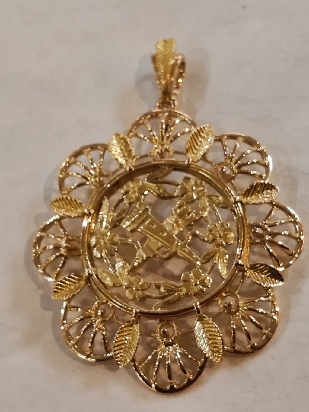 Antique 18K yellow gold pendant