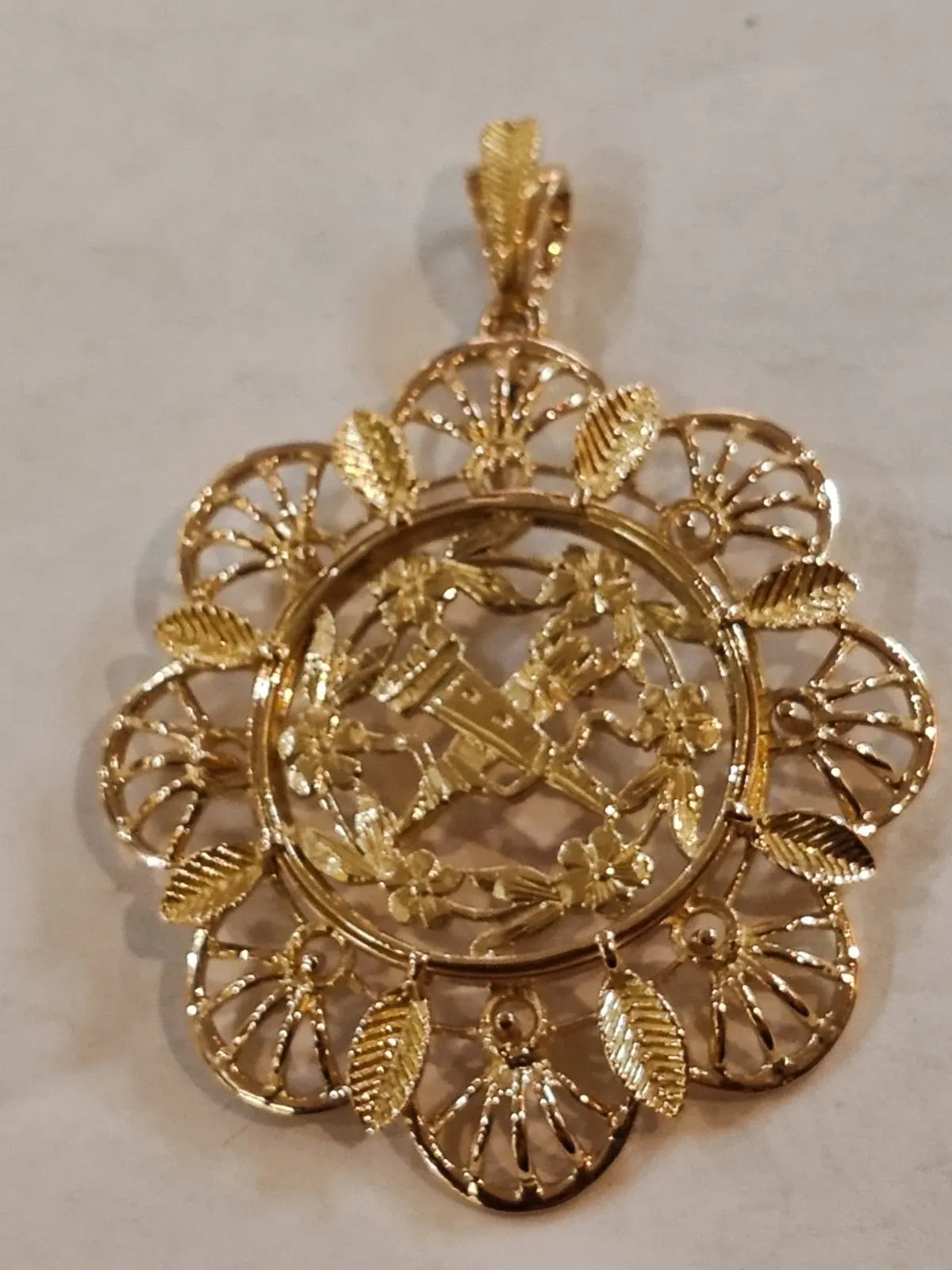 Antique 18K yellow gold pendant