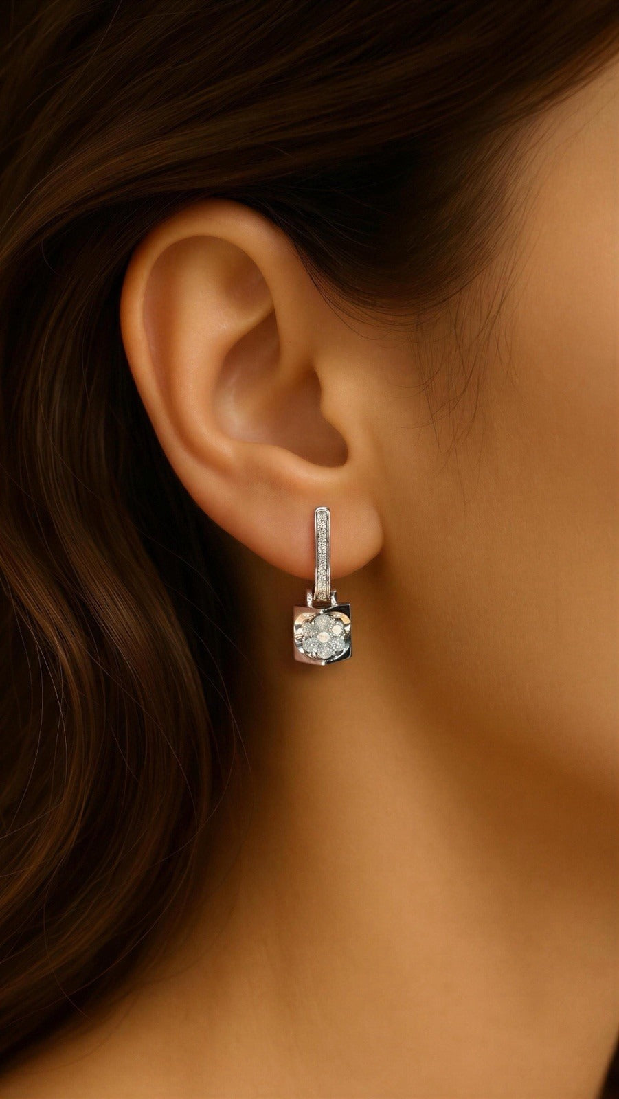 18-carat white gold dangle earrings with natural diamonds totaling approximately 0.50 carats, 3.26