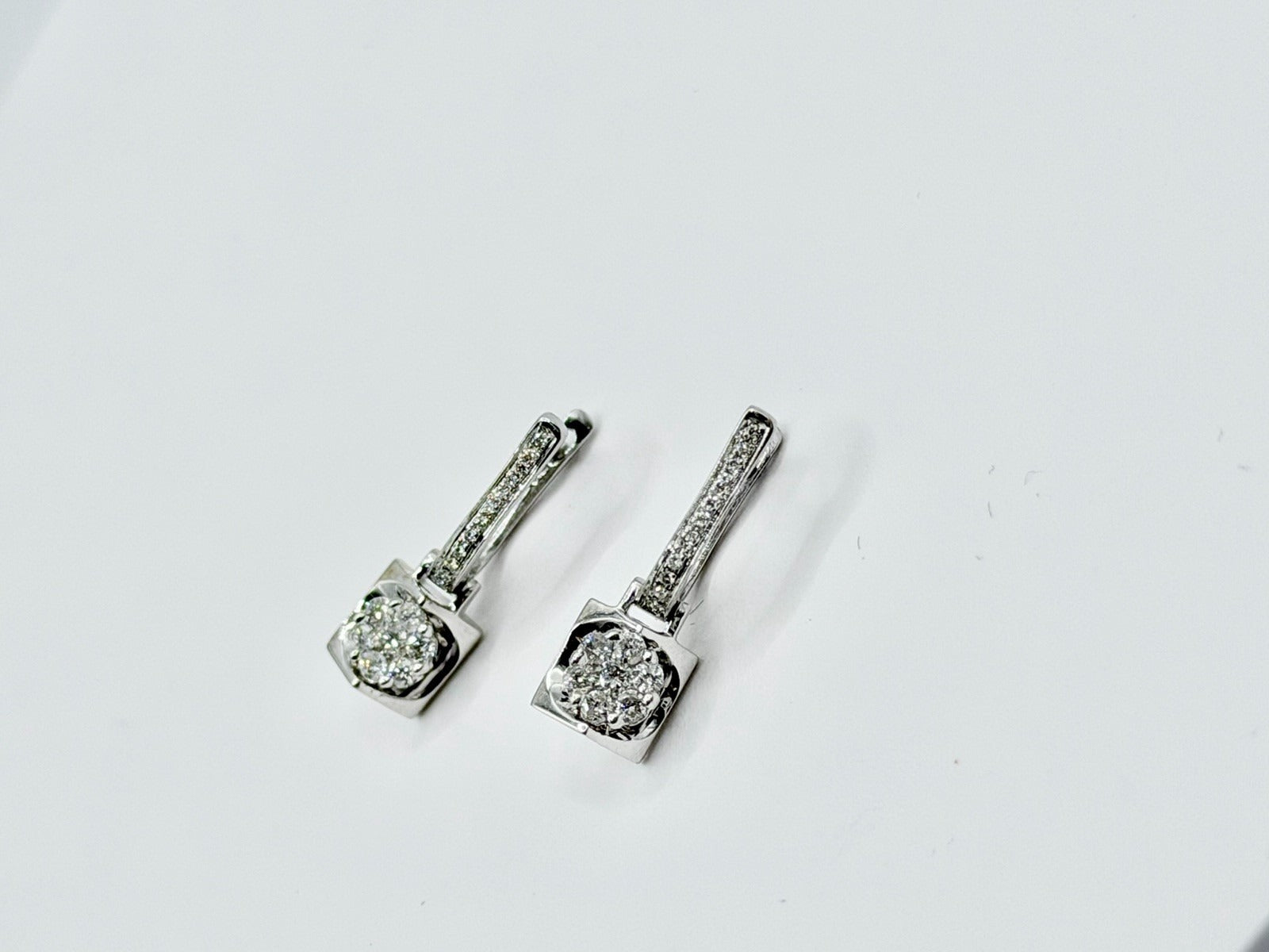 18-carat white gold dangle earrings with natural diamonds totaling approximately 0.50 carats, 3.26