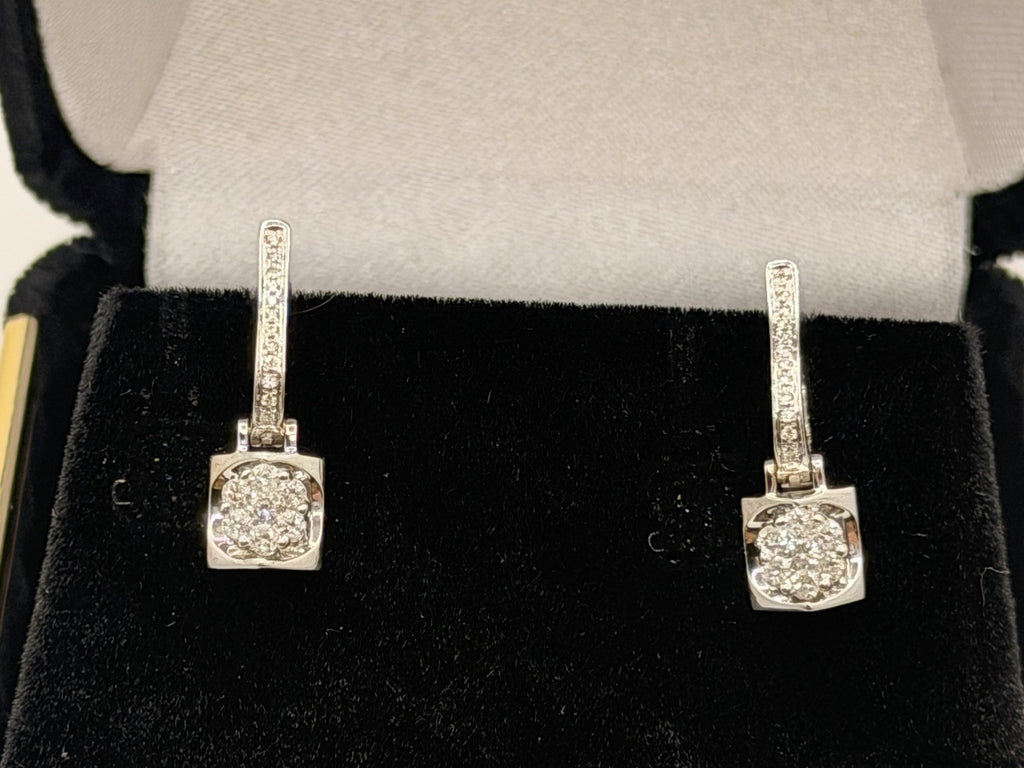 18-carat white gold dangle earrings with natural diamonds totaling approximately 0.50 carats, 3.26
