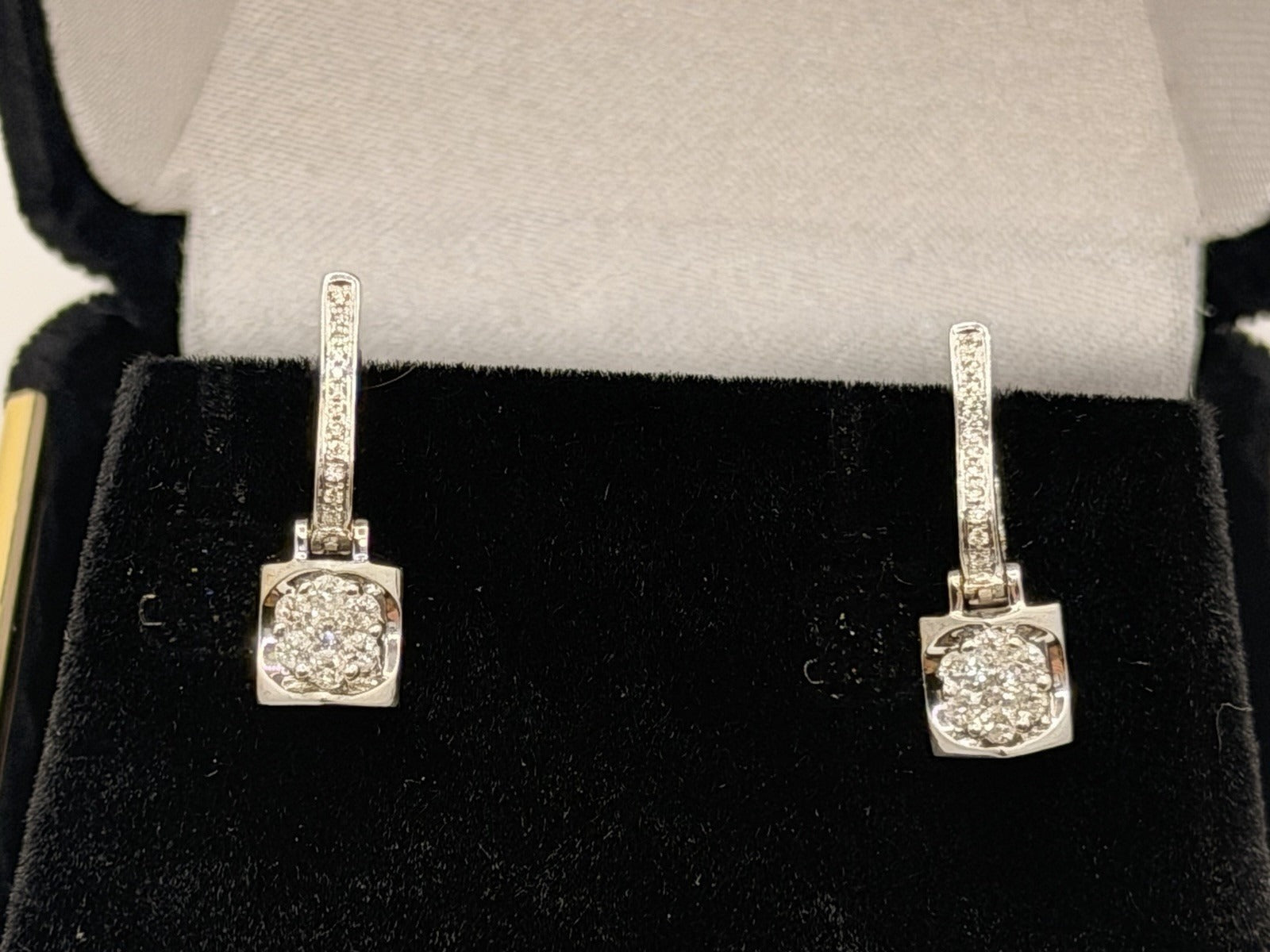 18-carat white gold dangle earrings with natural diamonds totaling approximately 0.50 carats, 3.26
