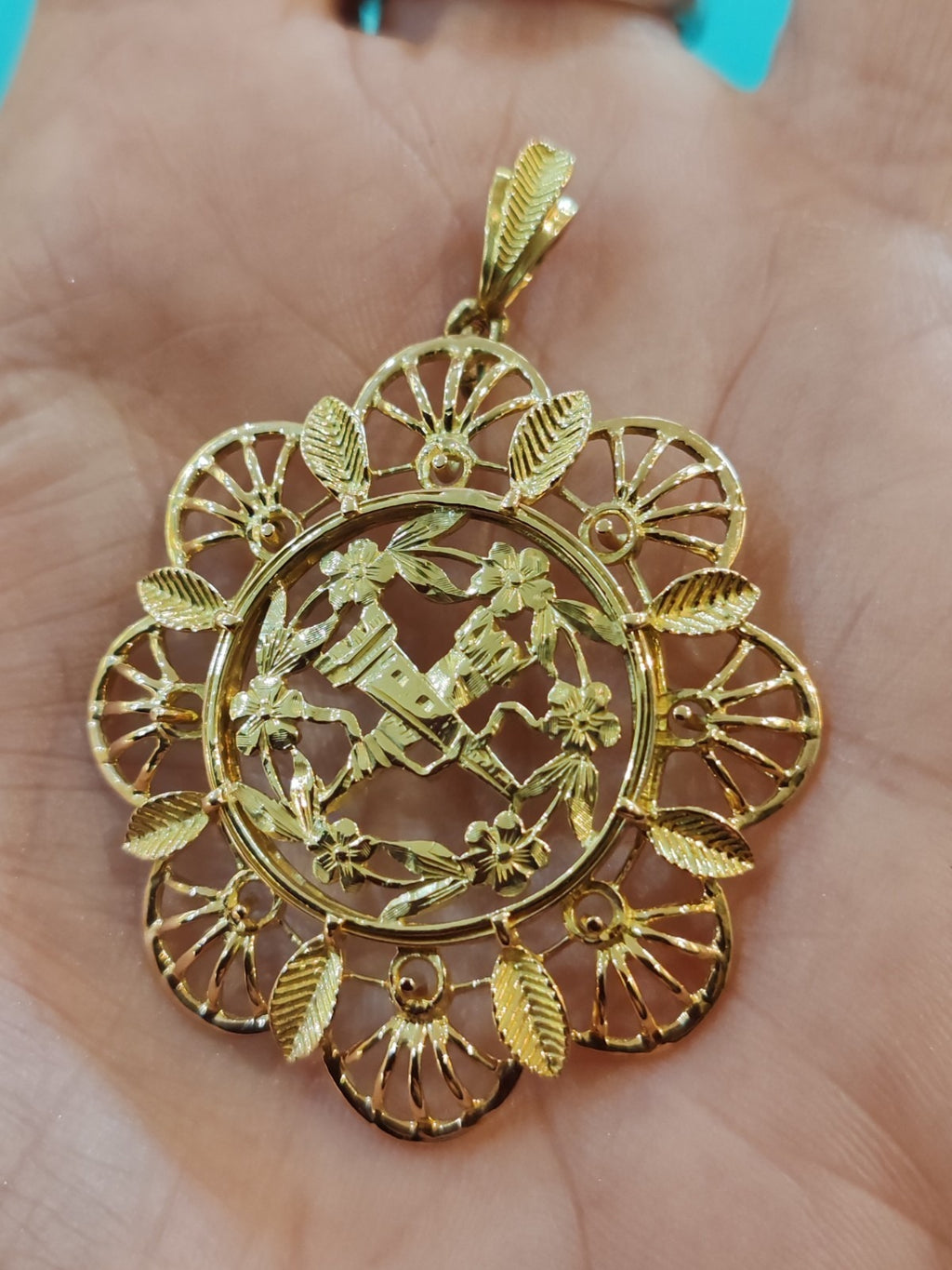 Antique 18K yellow gold pendant