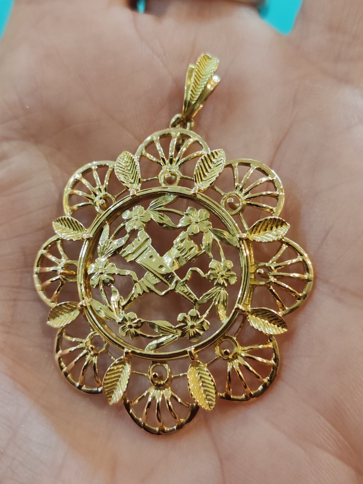 Antique 18K yellow gold pendant