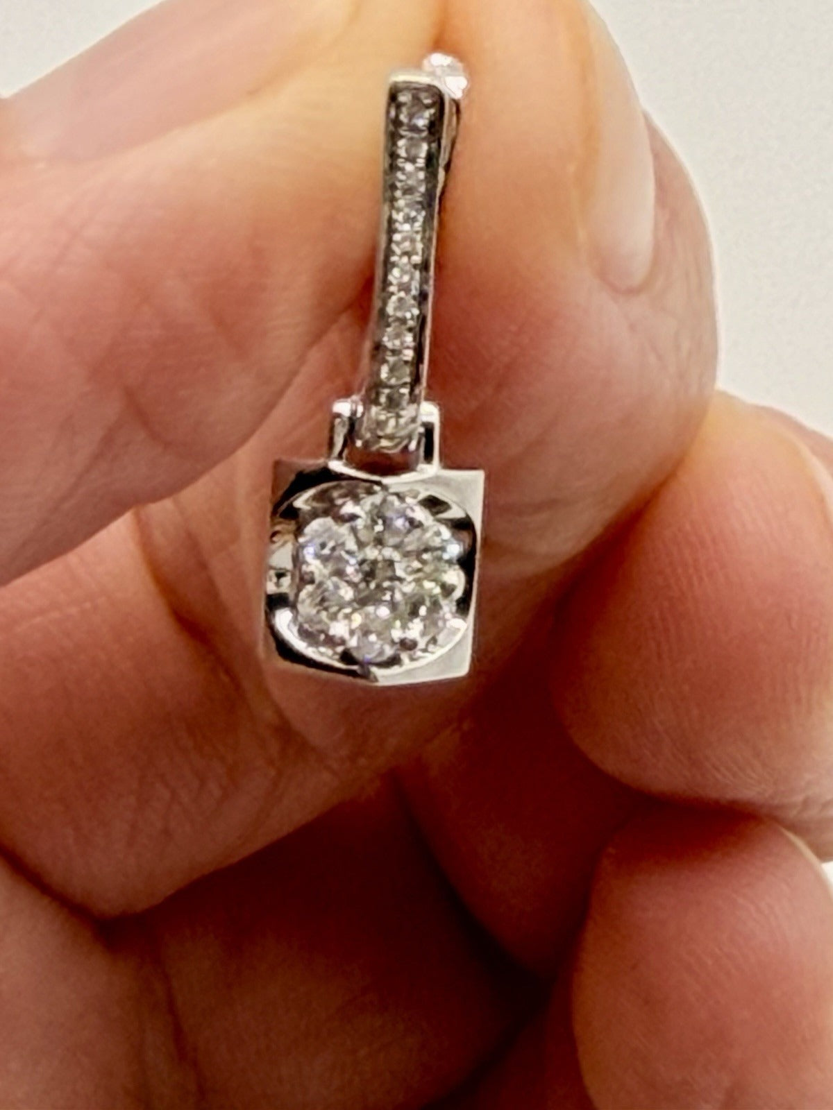 18-carat white gold dangle earrings with natural diamonds totaling approximately 0.50 carats, 3.26