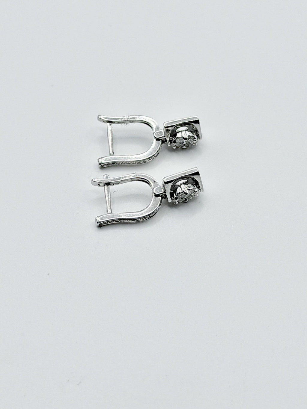 18-carat white gold dangle earrings with natural diamonds totaling approximately 0.50 carats, 3.26