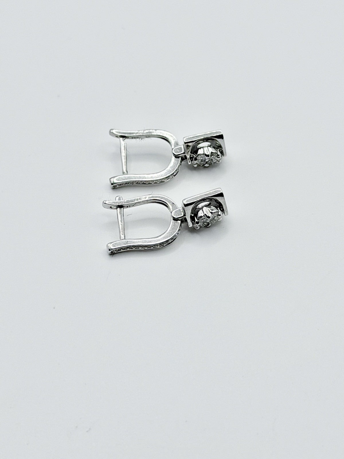 18-carat white gold dangle earrings with natural diamonds totaling approximately 0.50 carats, 3.26