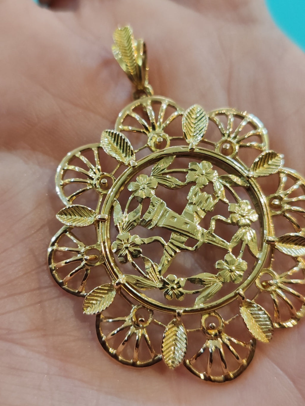 Antique 18K yellow gold pendant