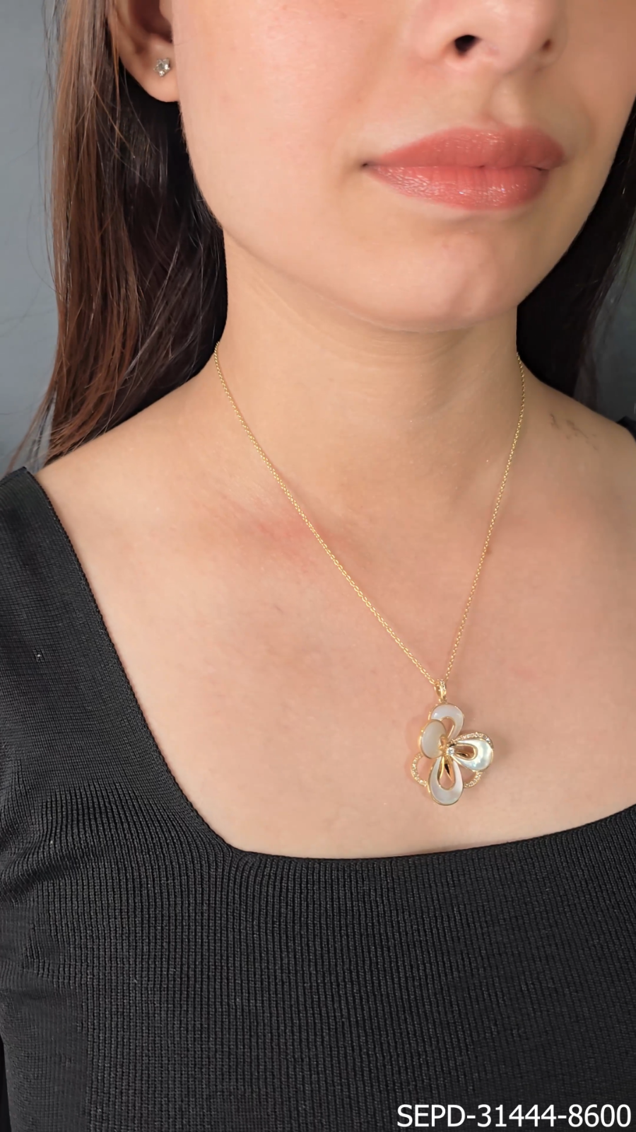 5.51 CT SI/H Diamond Chain Pendant in Mother of Pearl, New in 18k Yellow Gold