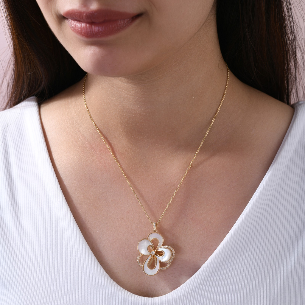 5.51 CT SI/H Diamond Chain Pendant in Mother of Pearl, New in 18k Yellow Gold