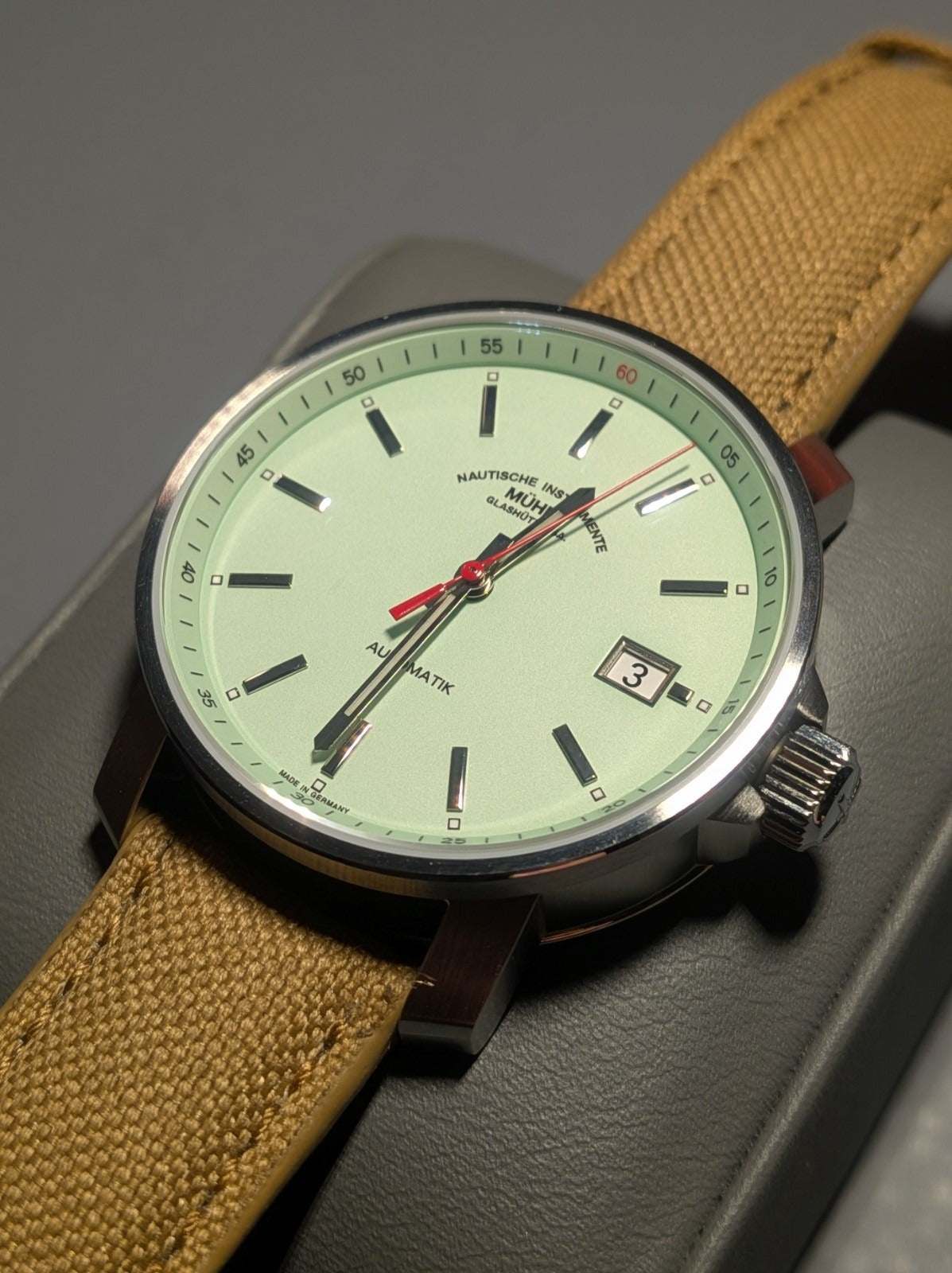 Mühle Glashütte 29ER, new condition, with sand-colored textile strap_M1-25-29-CB