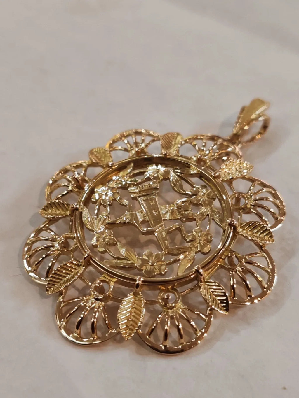 Antique 18K yellow gold pendant