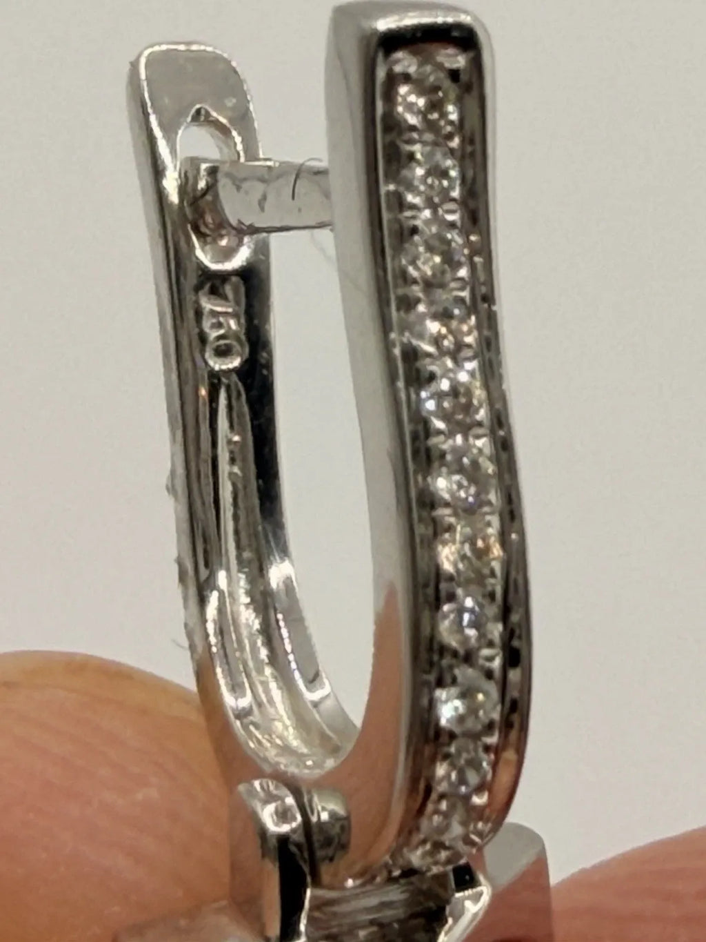 18-carat white gold dangle earrings with natural diamonds totaling approximately 0.50 carats, 3.26