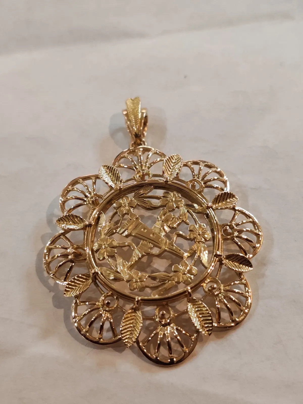Antique 18K yellow gold pendant